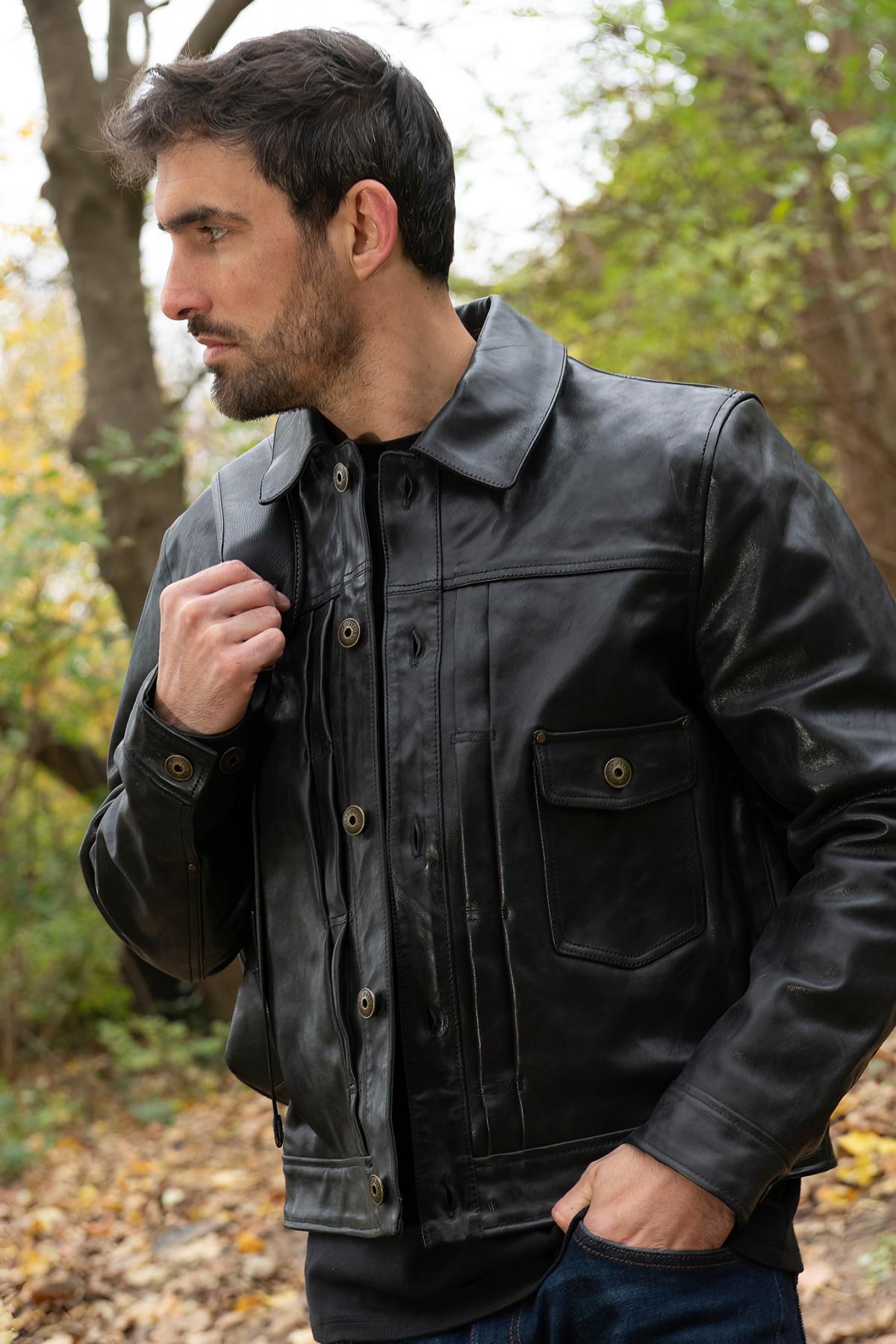A horsehide jacket cut in the 1930s Type 1 style, made to endure. - Image n°1