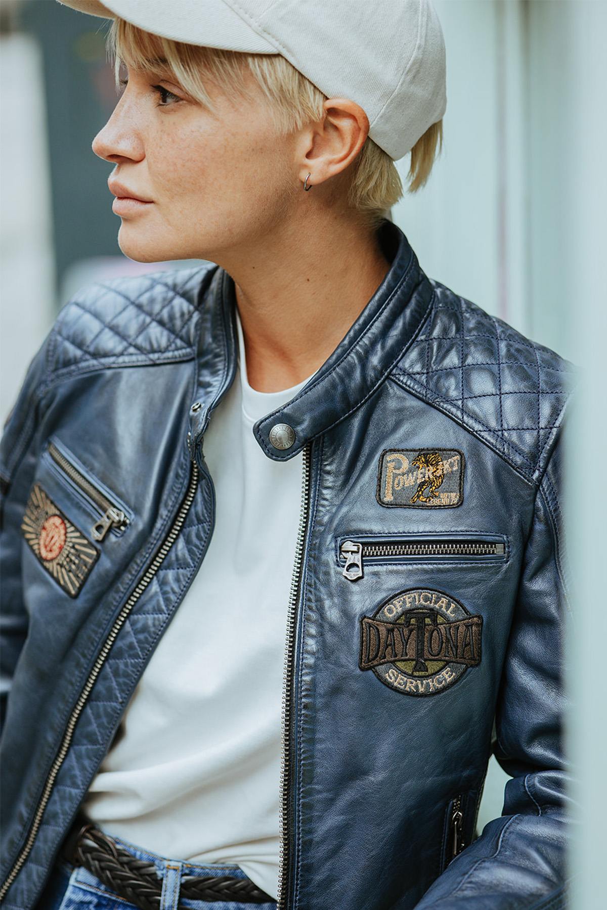 A short sheep leather jacket in blue, ideal for sporty-casual style. - Image n°2