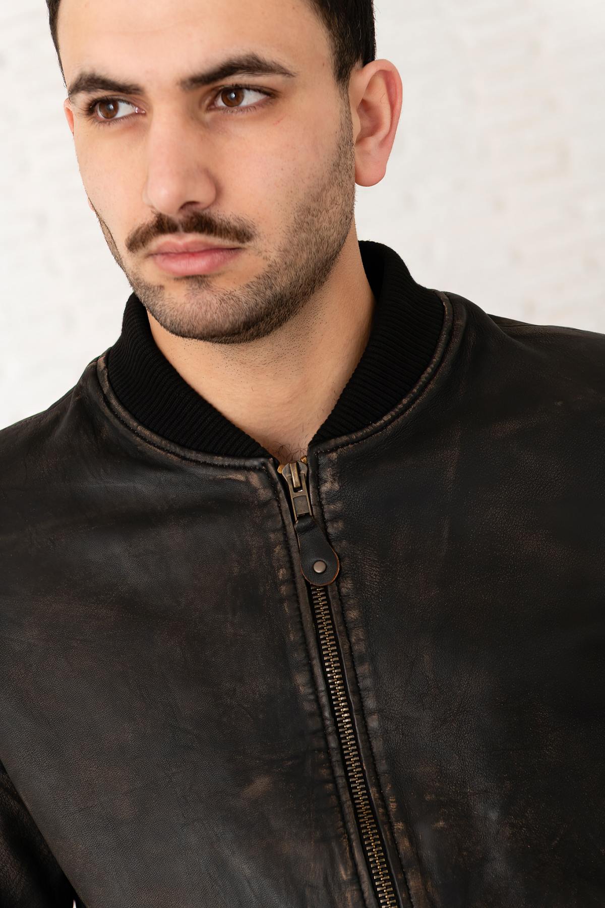 Bonbon: aged black and beige sheepskin teddy. Ribbed cuffs, zip front. - Image n°9