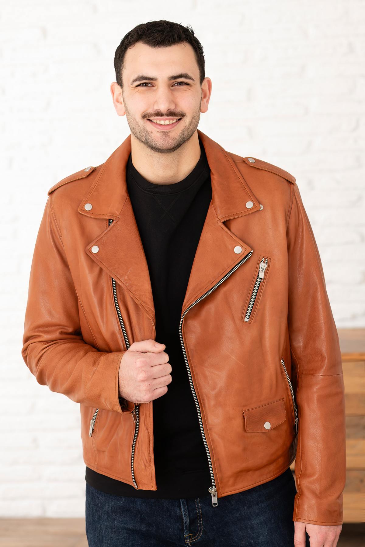 Ginger lambsheep leather biker jacket, belt-free and sleek. - Image n°7