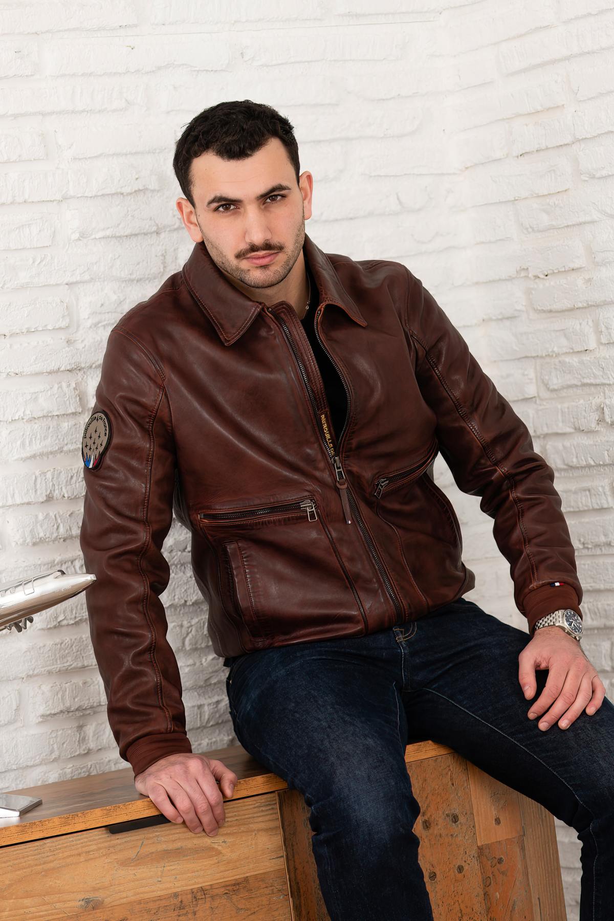 Cognac sheepskin aviator jacket with Patrouille de France insignia. - Image n°3