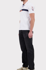 Steve McQueen white polo shirt with blue white red headband - Image n°4