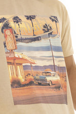 Beige t-shirt with vintage car print at sunset - Image n°2