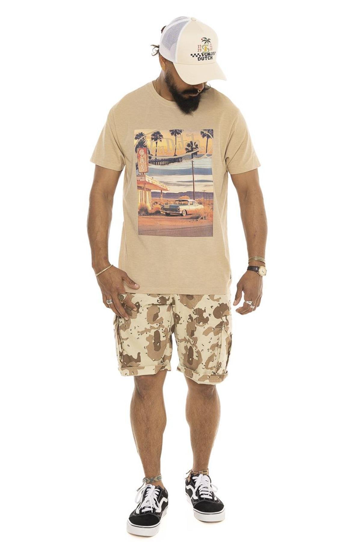 Beige t-shirt with vintage car print at sunset - Image n°4