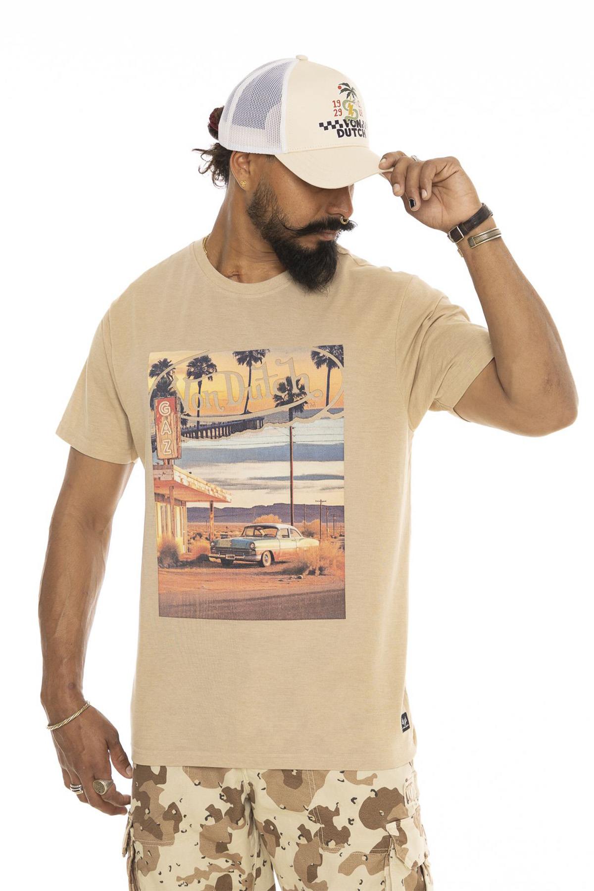Beige t-shirt with vintage car print at sunset - Image n°1