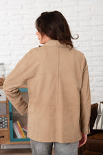Lightweight beige goat suede jacket with a relaxed, flattering fit. - Image n°5