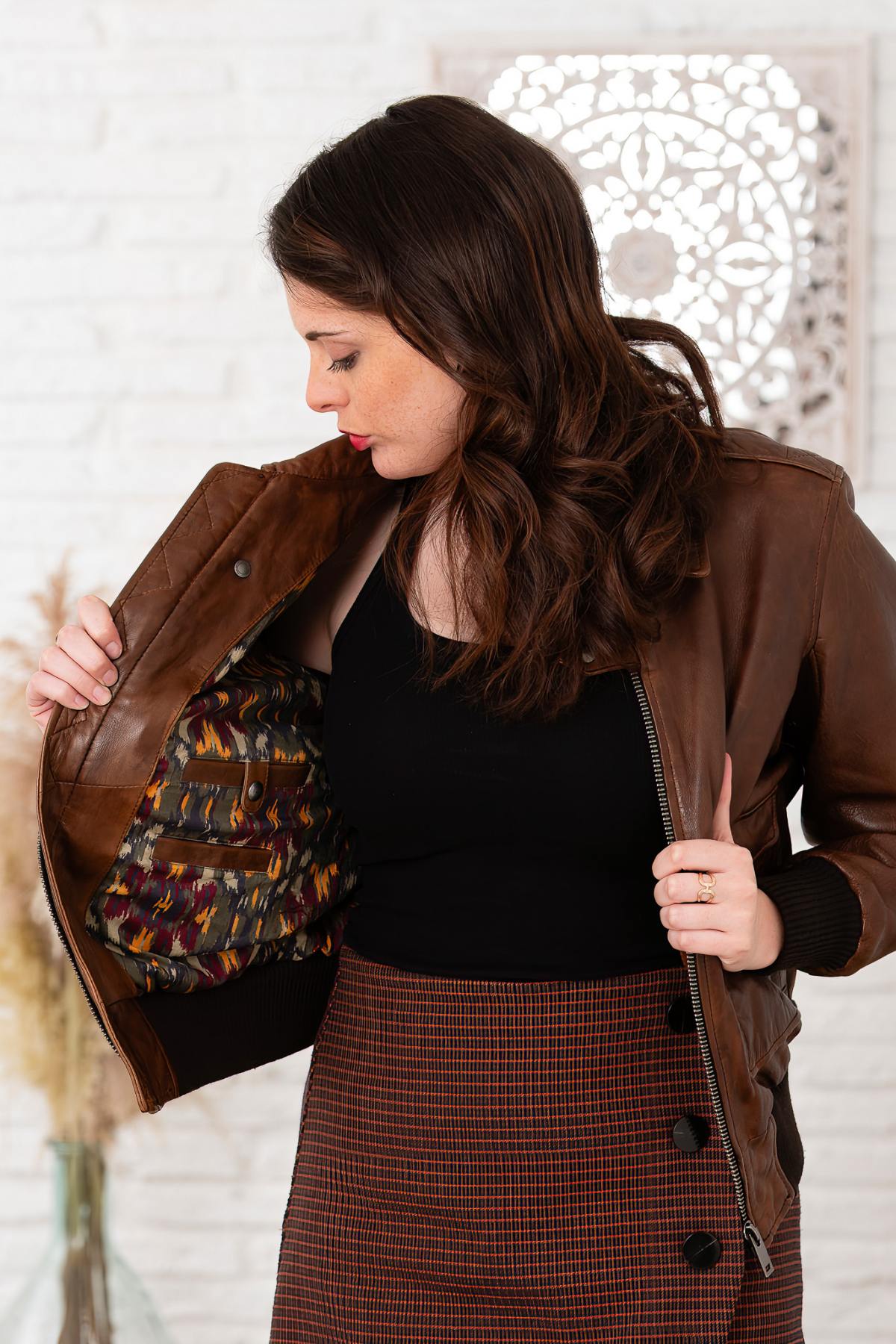 Slim-fit aviator jacket in dark cognac lambskin, soft and timeless. - Image n°7