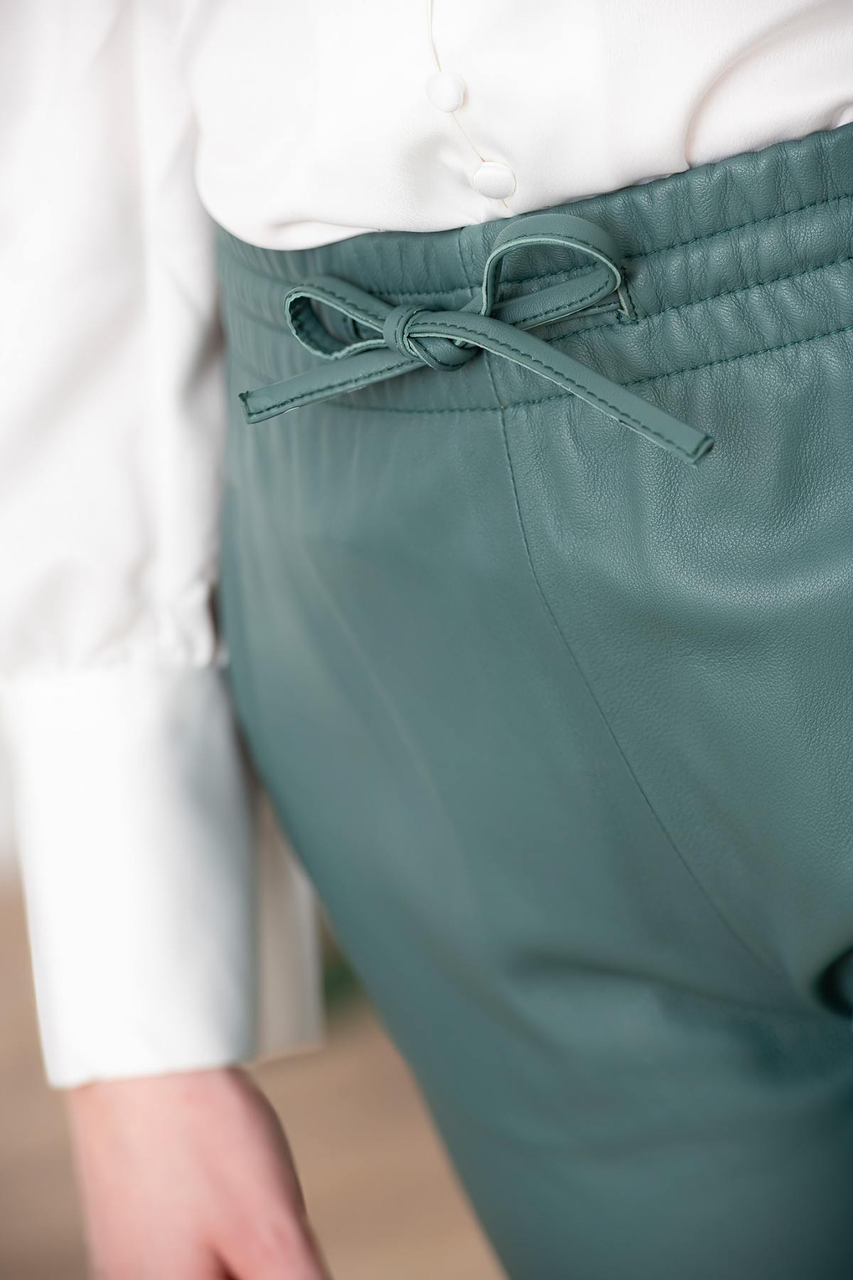 Trendy jade-colored leather jogpants - Image n°5