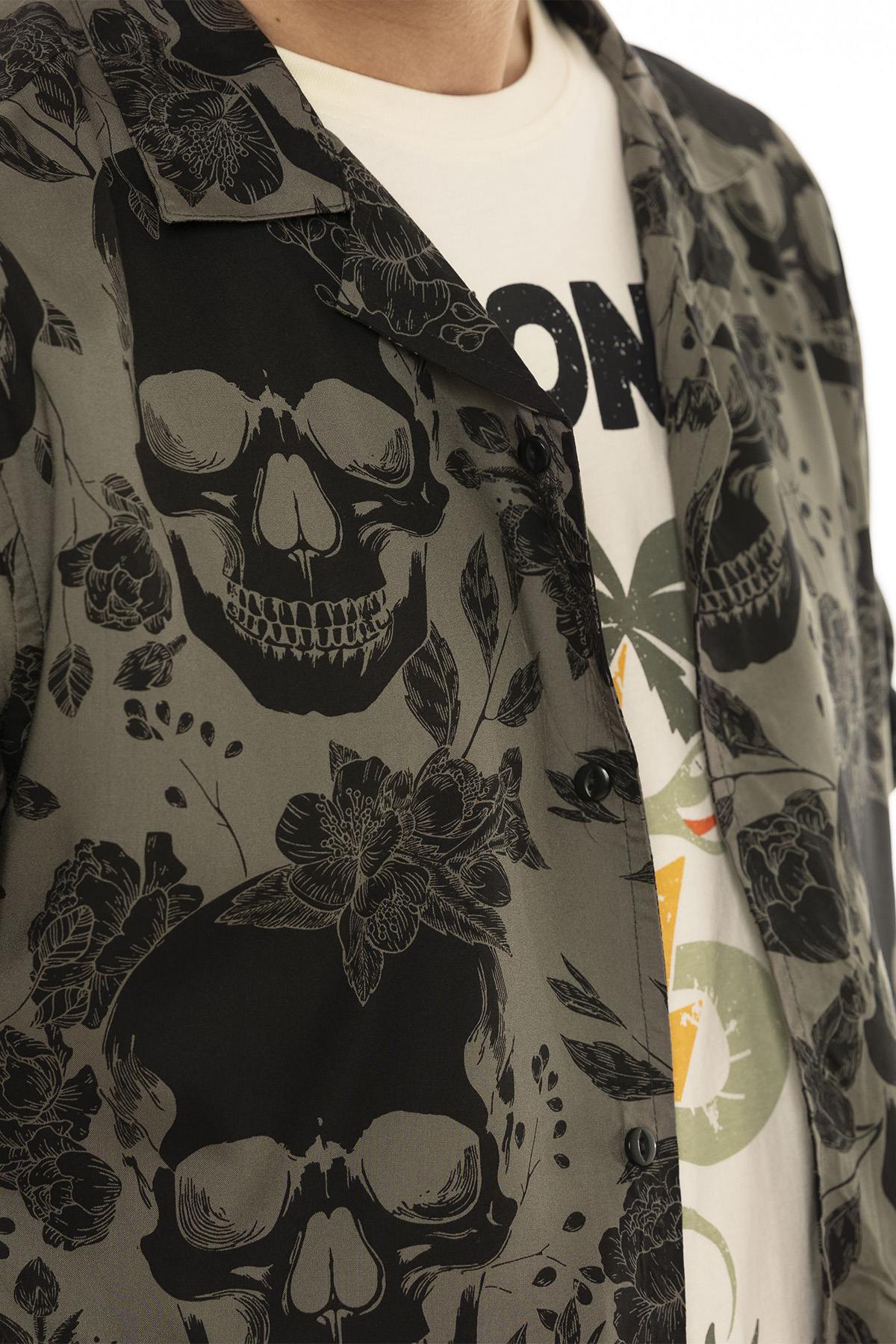 Lightweight short-sleeved skull pattern shirt - Image n°4