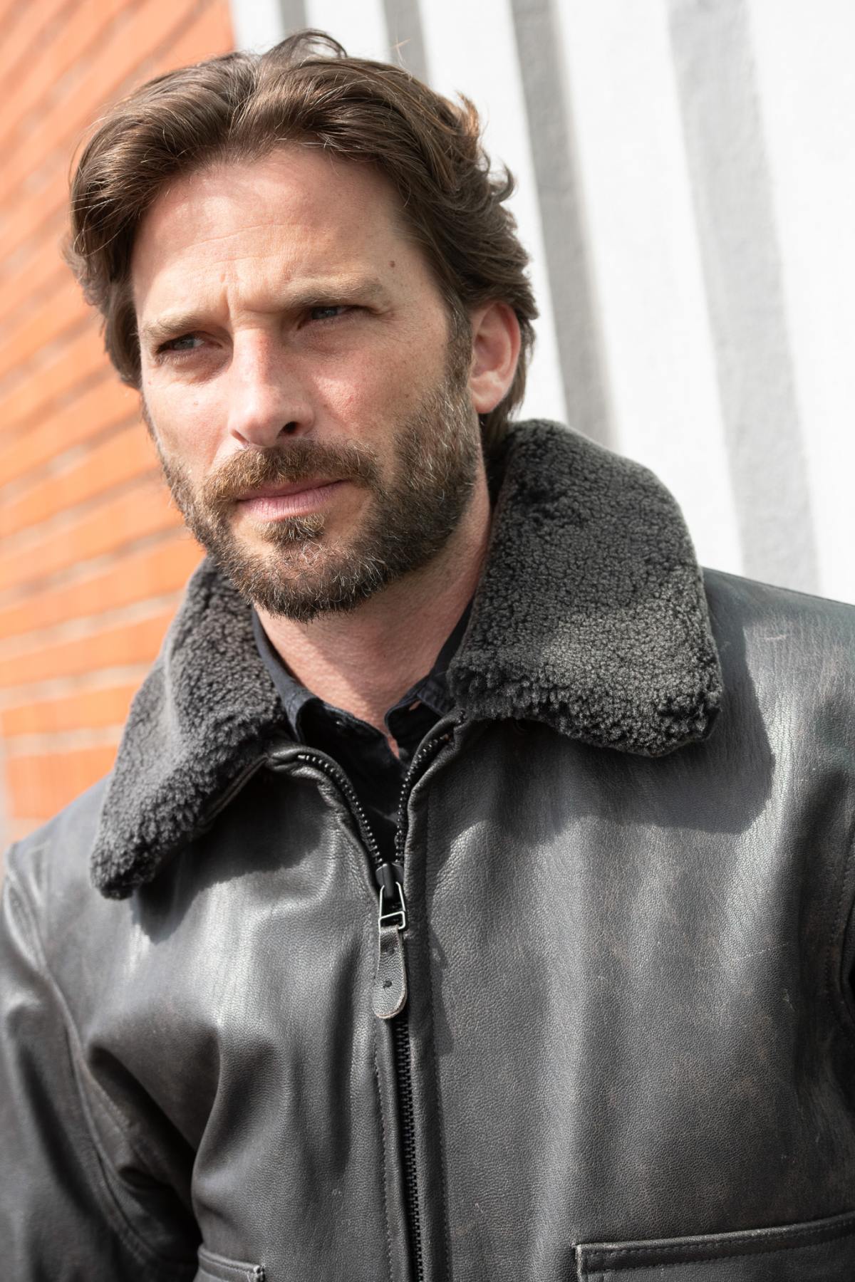 Aged leather aviator jacket with fur collar - Image n°4