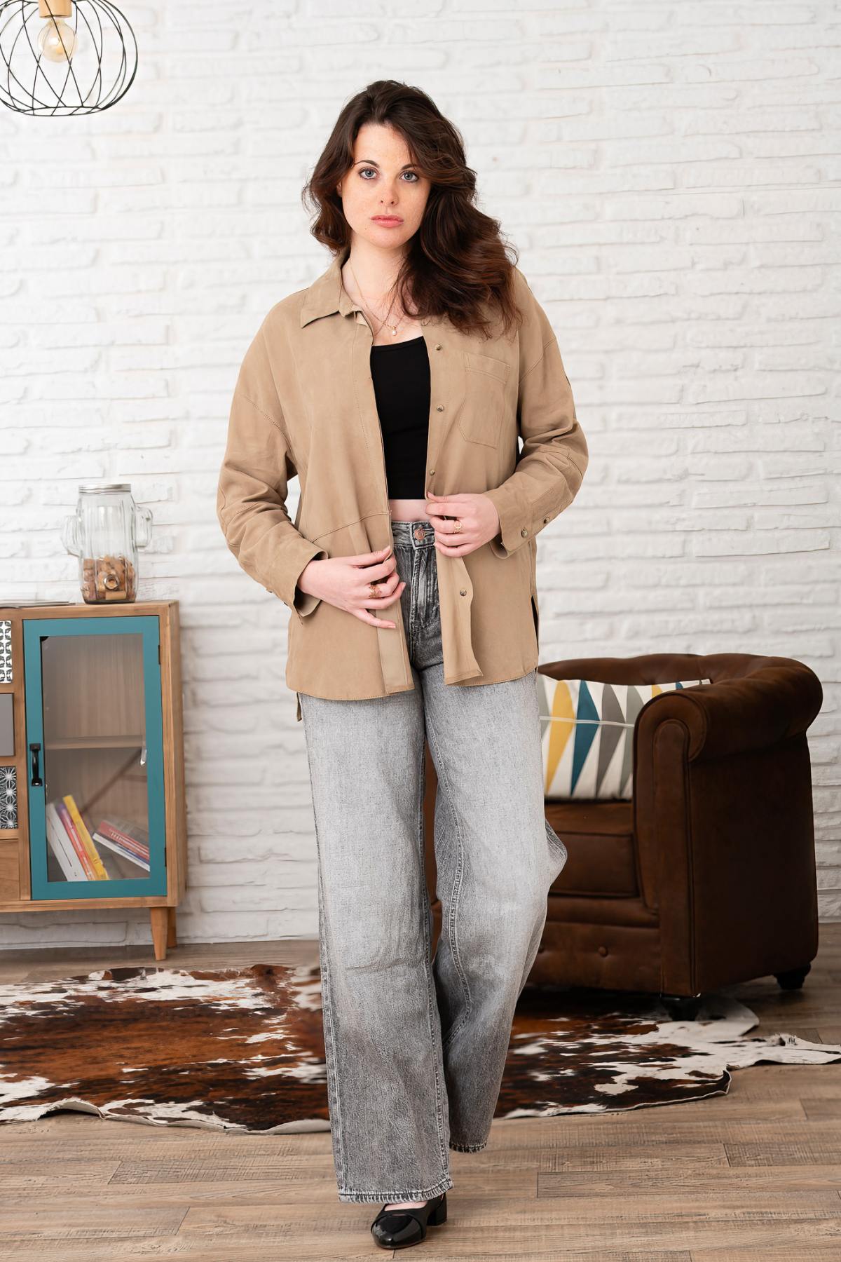 Fine and lightweight beige suede leather jacket - Image n°2
