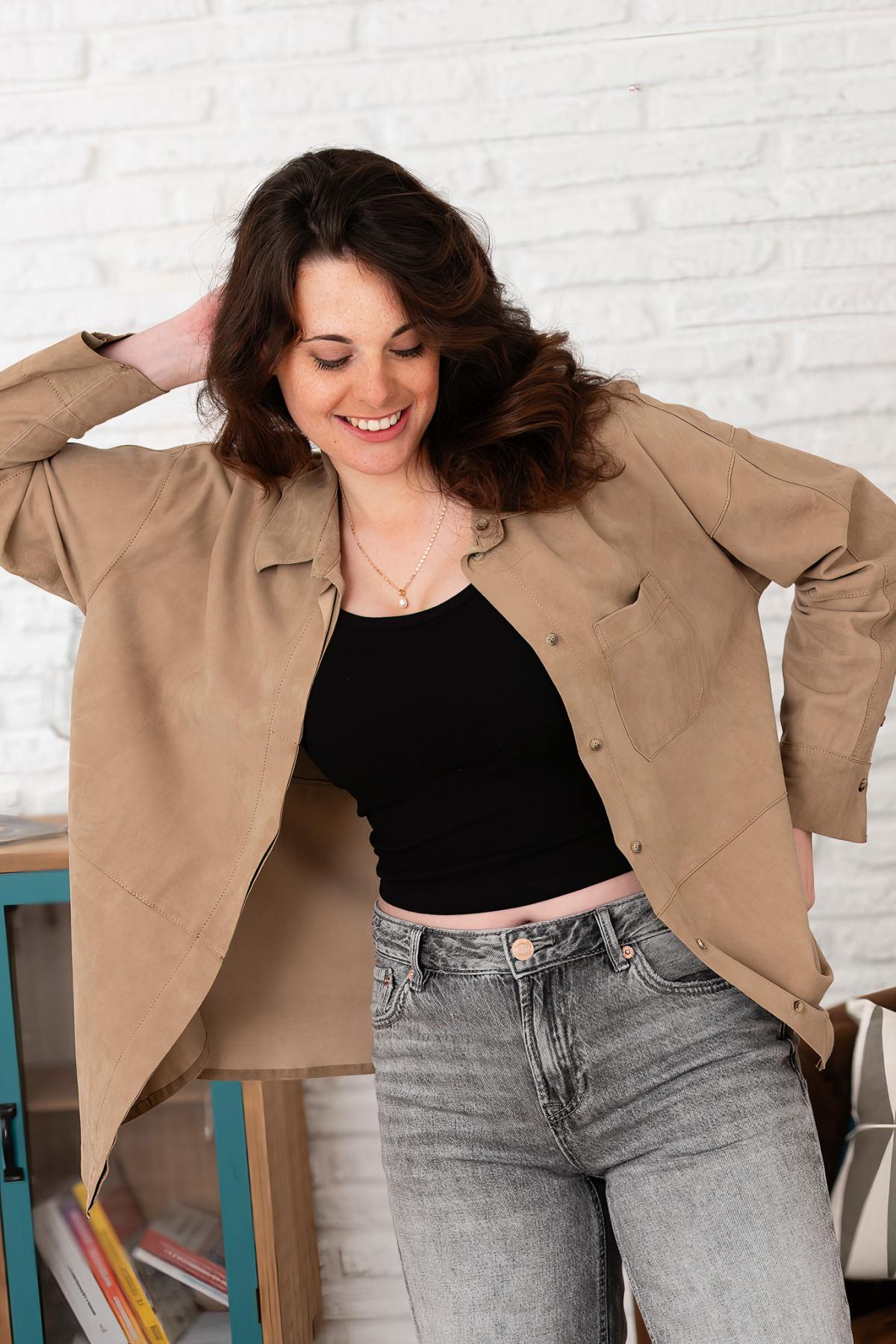 Fine and lightweight beige suede leather jacket - Image n°1