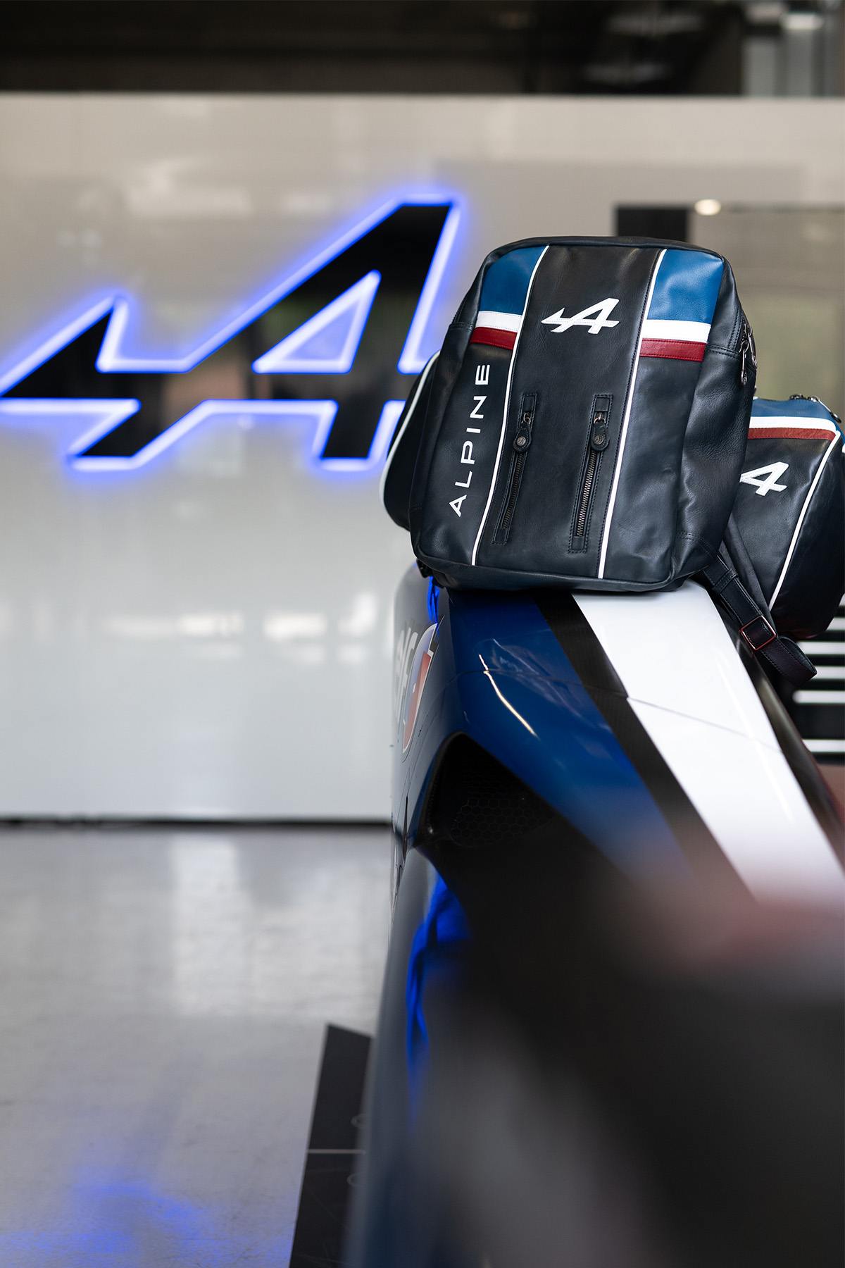 Alpine navy blue leather backpack - Image n°5