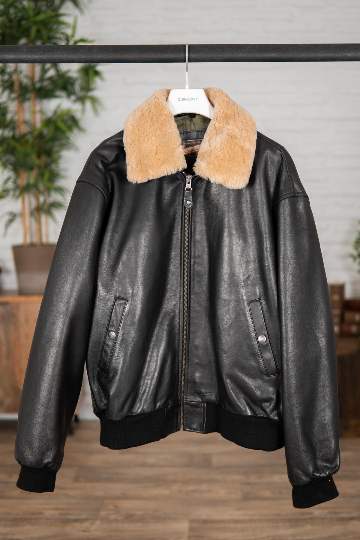 Aviator Black cowhide leather - Image n°1