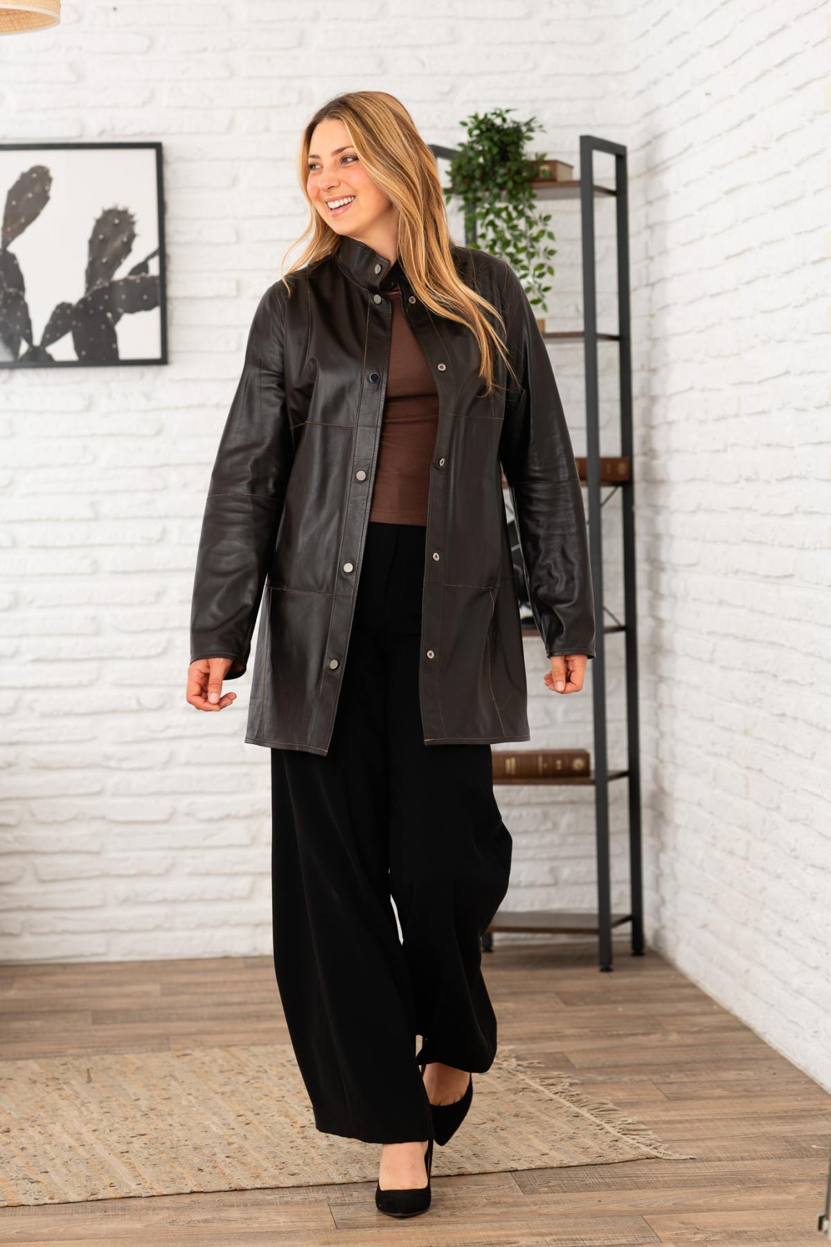 Elegant reversible brown suede leather coat - Image n°2