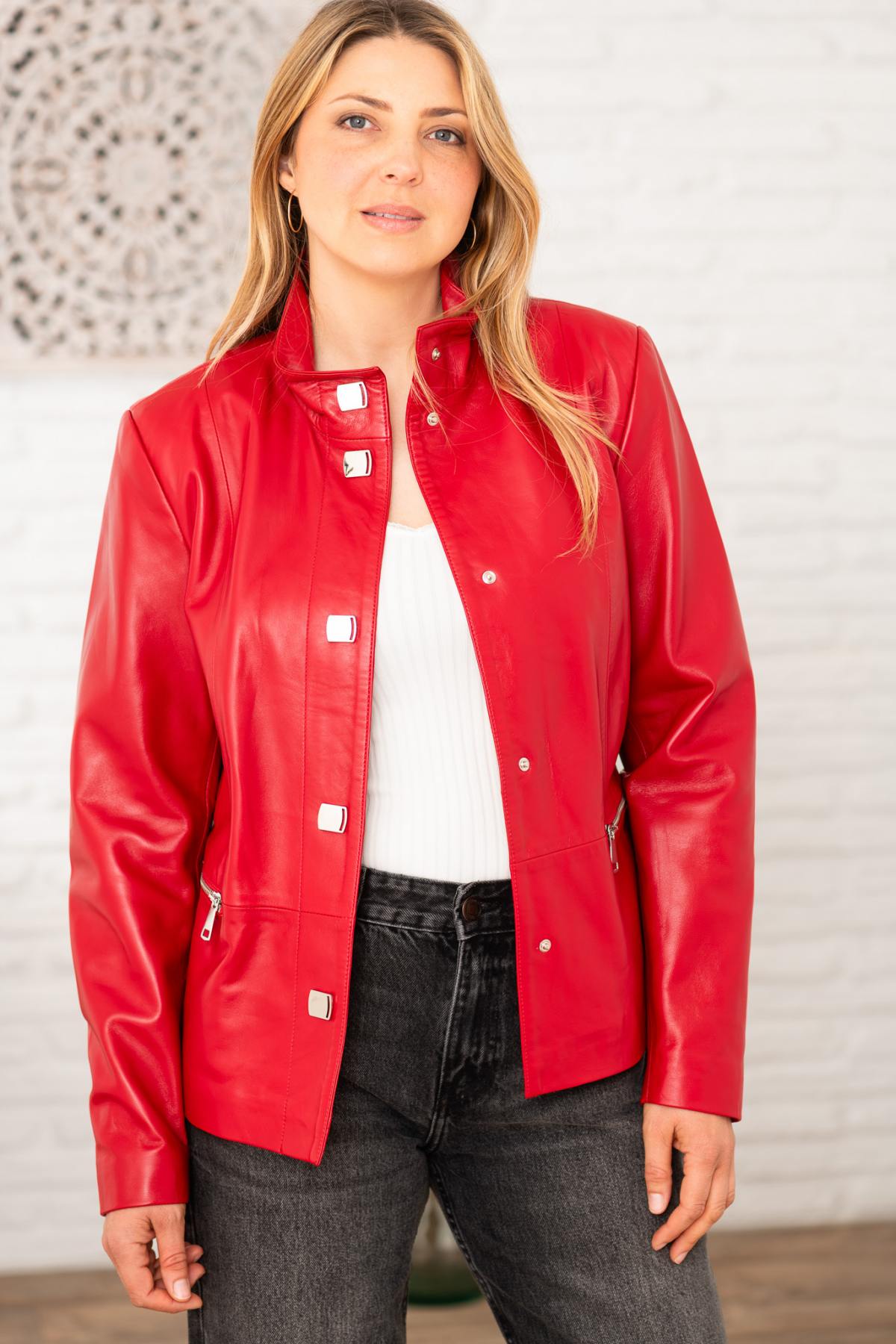 Lambskin in red pearl, glossy and chic with a moto collar. - Image n°1