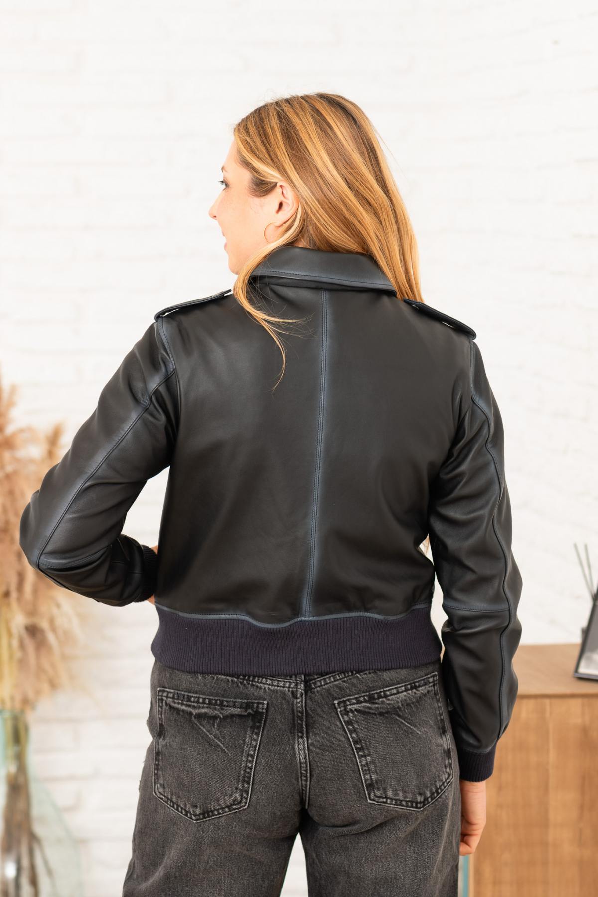 A soft blue sheep leather jacket, slim-cut and effortlessly stylish. - Image n°5