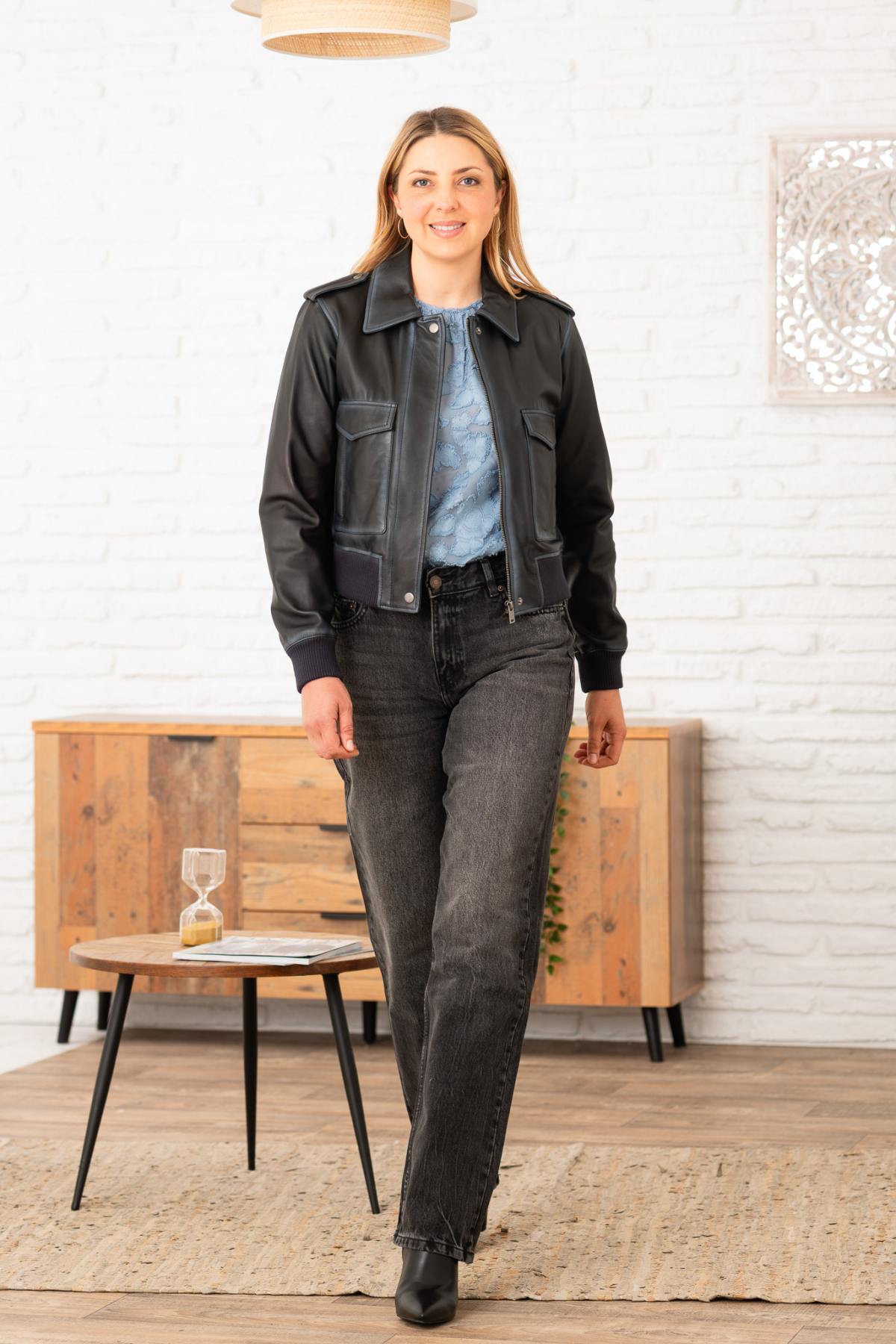 Short leather jacket with aged blue shirt collar - Image n°3