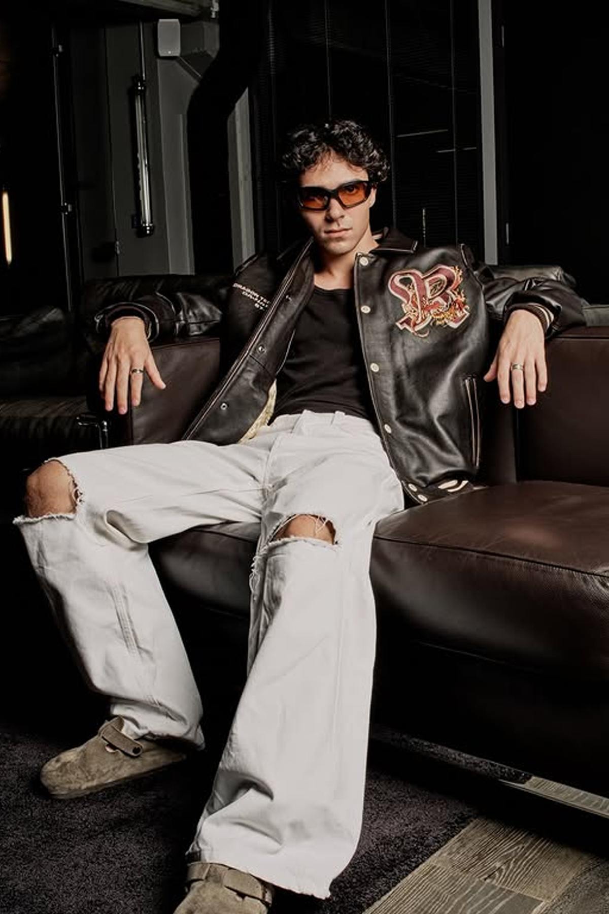 Oversized cowhide jacket with dragon embroidery and Redskins accents. - Image n°5