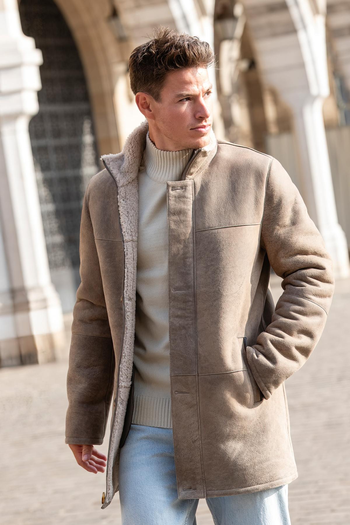 Elegant coat in aged sand-coloured shearling - Image n°4