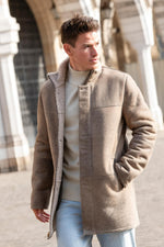Elegant coat in aged sand-coloured shearling - Image n°4
