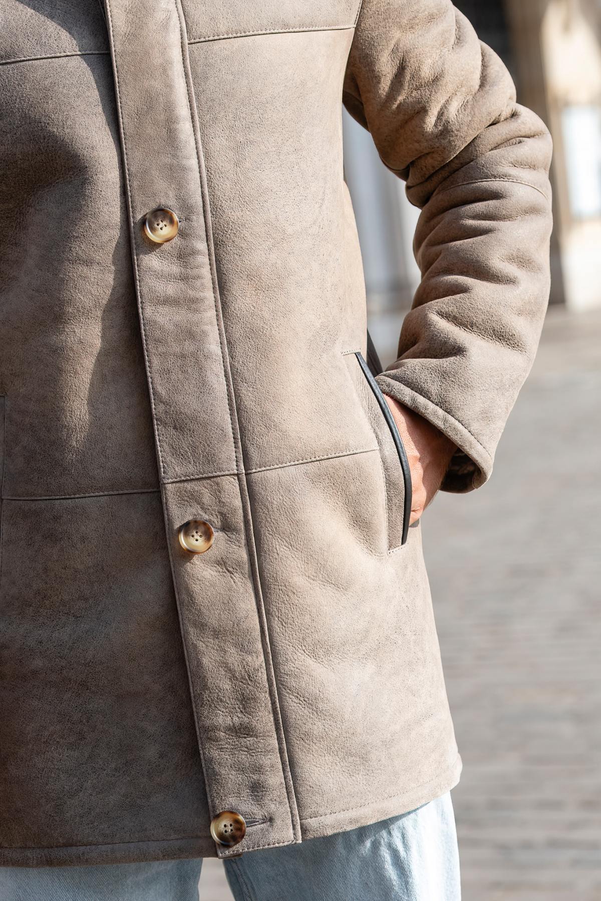 Elegant coat in aged sand-coloured shearling - Image n°6