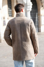 Elegant coat in aged sand-coloured shearling - Image n°3