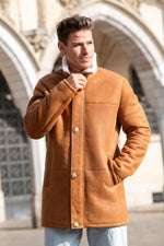Elegant coat in whisky-coloured shearling - Image n°1