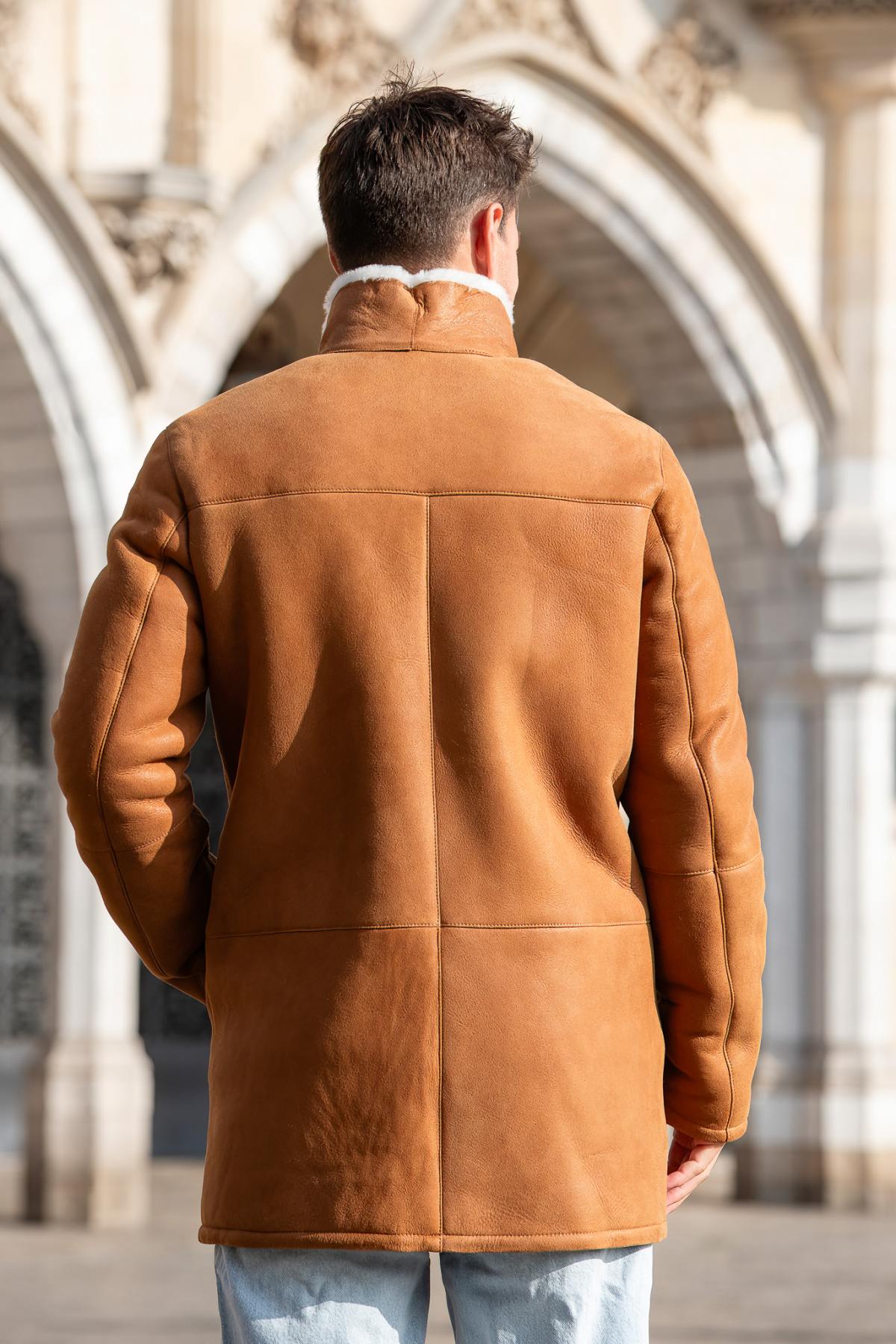 Elegant coat in whisky-coloured shearling - Image n°3