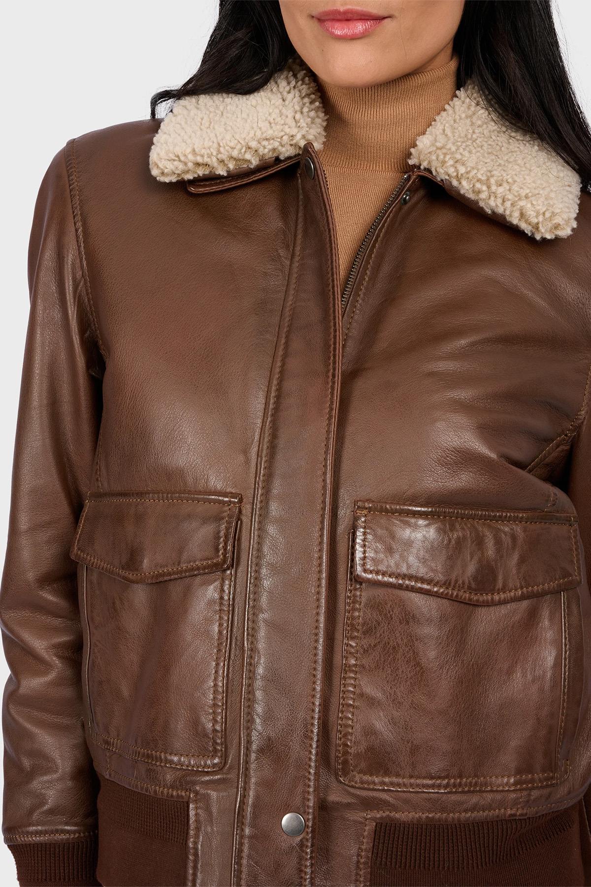 Lightweight cacao sheepskin jacket with detachable vegan fur collar. - Image n°3