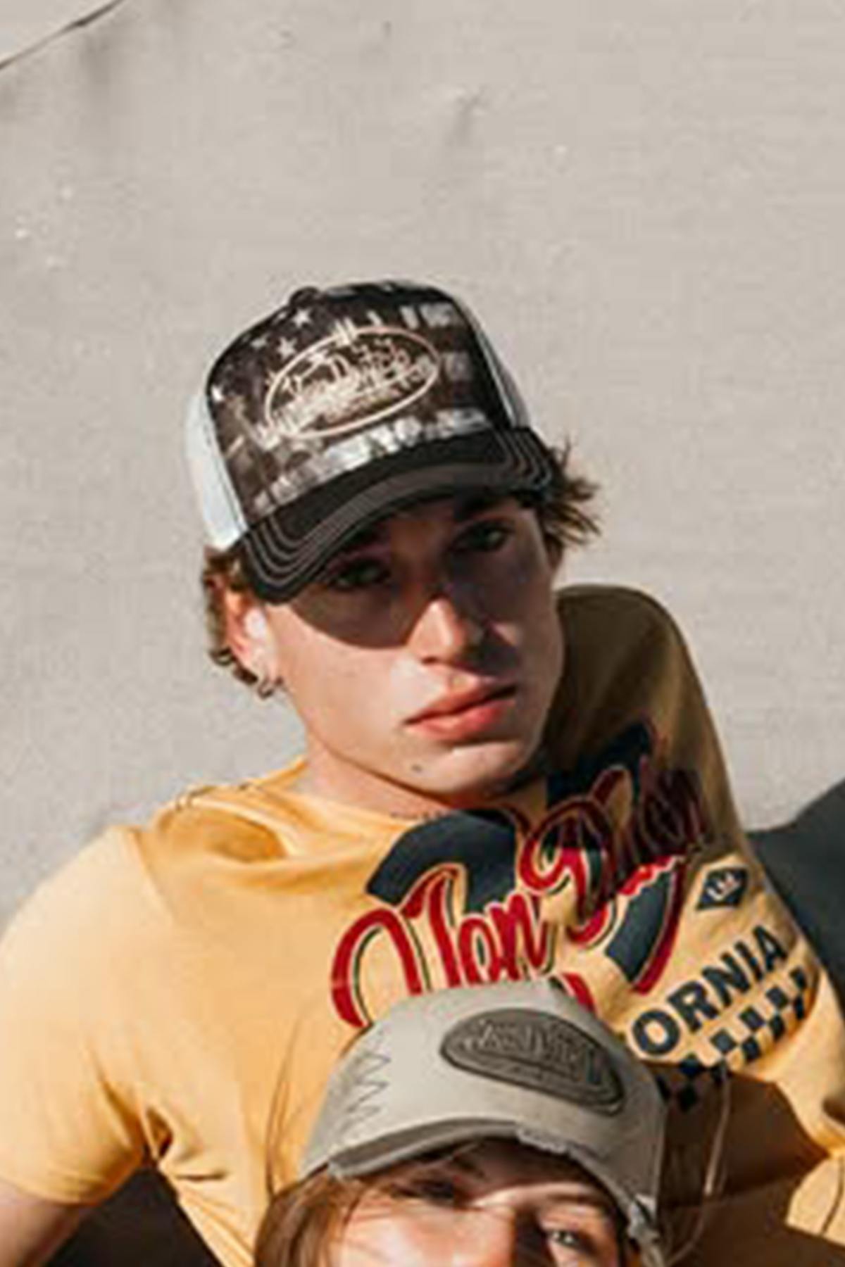 Trucker cap with yellow embroidered logo on printed pattern - Image n°3