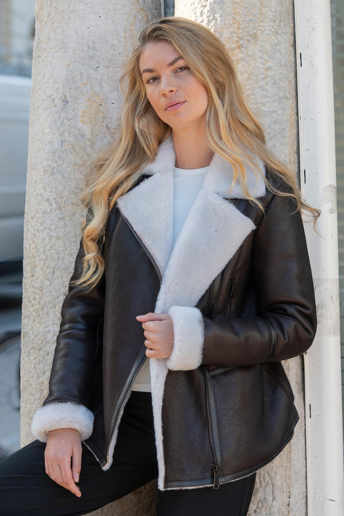 Elegant brown bomber jacket for women - Image n°1