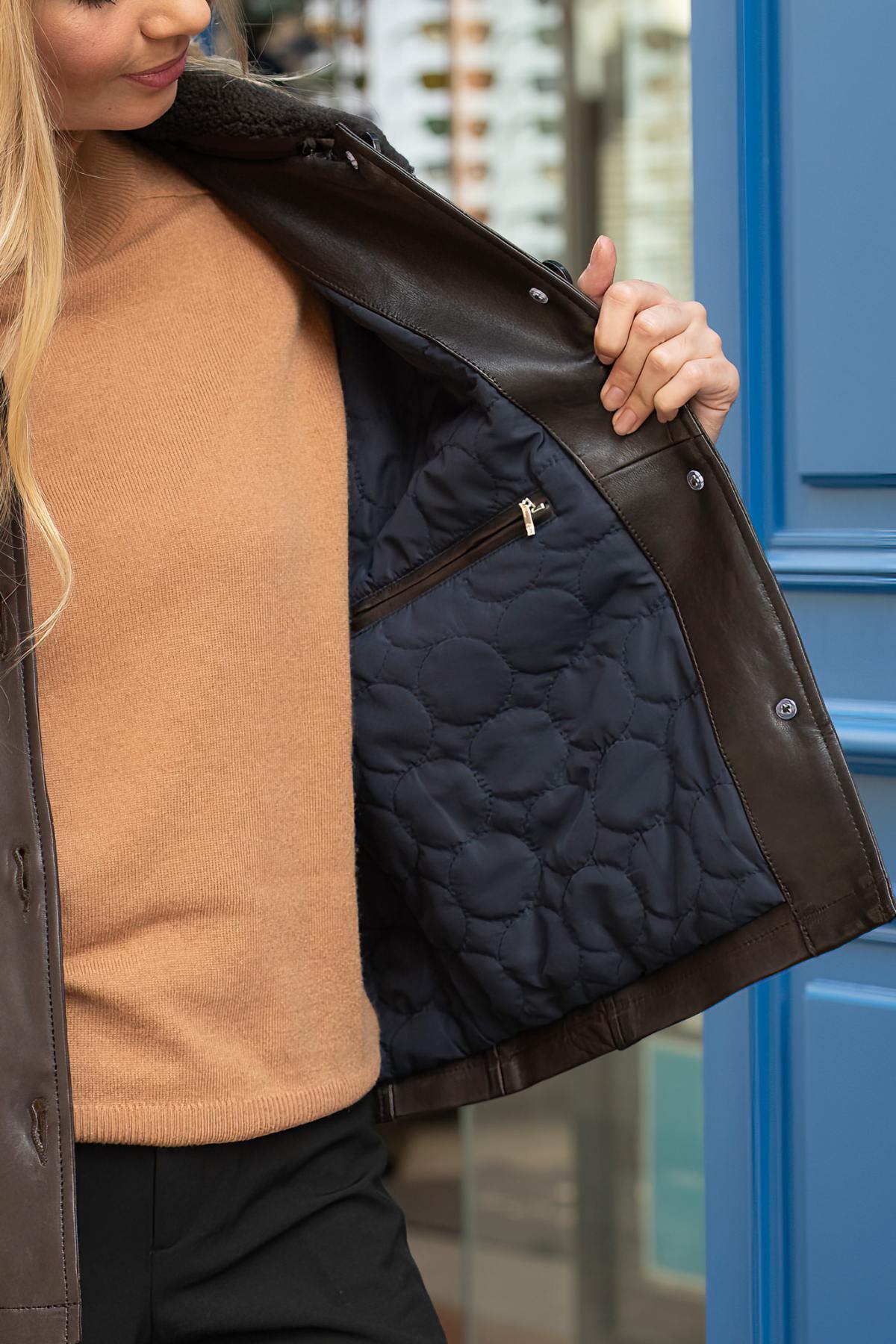 Lambskin in deep brown, removable fur collar, tailored and versatile. - Image n°5