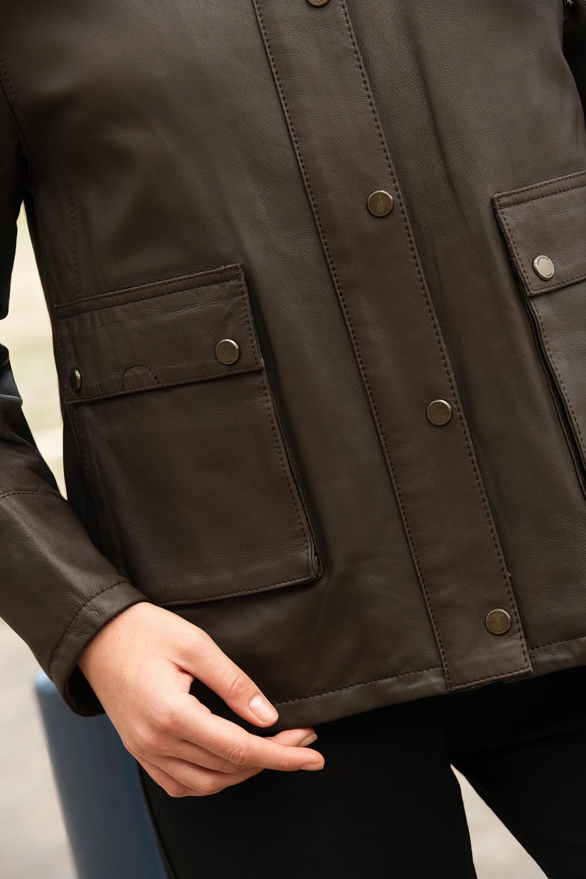 Maroon suede goat leather jacket with a flared cut and shirt collar. - Image n°6
