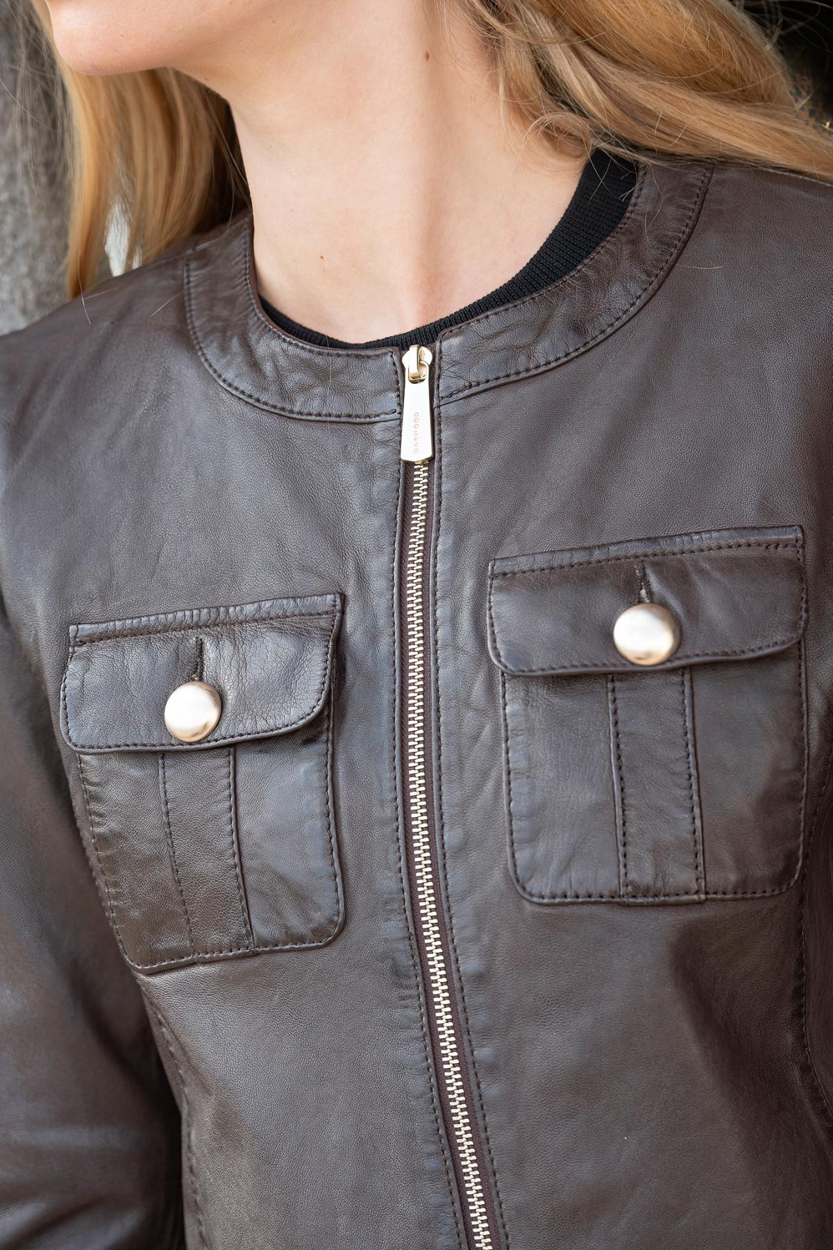 Chocolate shearling jacket, slim fit with a zip front and moto collar. - Image n°3