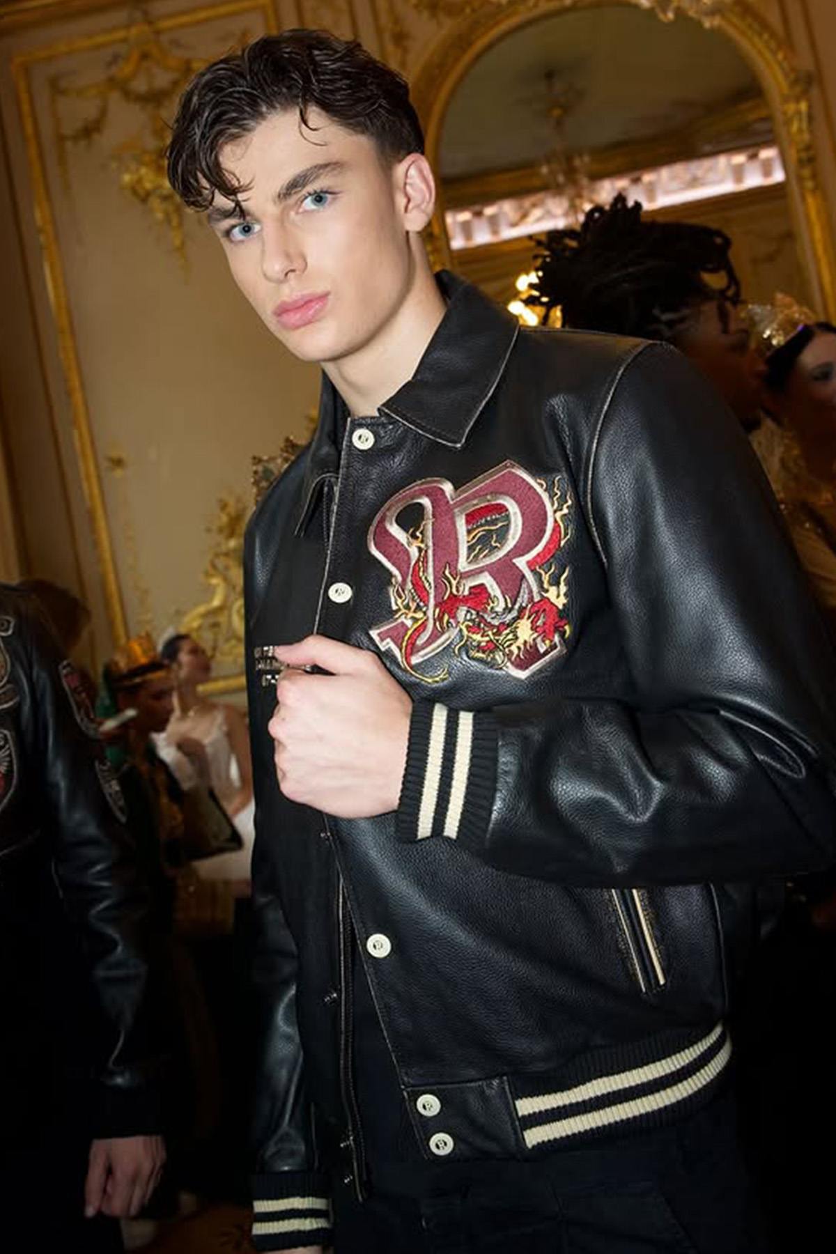 Oversized cowhide jacket with dragon embroidery and Redskins accents. - Image n°4