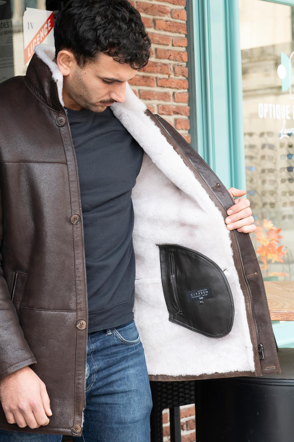 A whisky-brown reversed sheepskin coat, elegant and warm for winter. - Image n°6