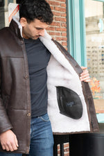 A whisky-brown reversed sheepskin coat, elegant and warm for winter. - Image n°6