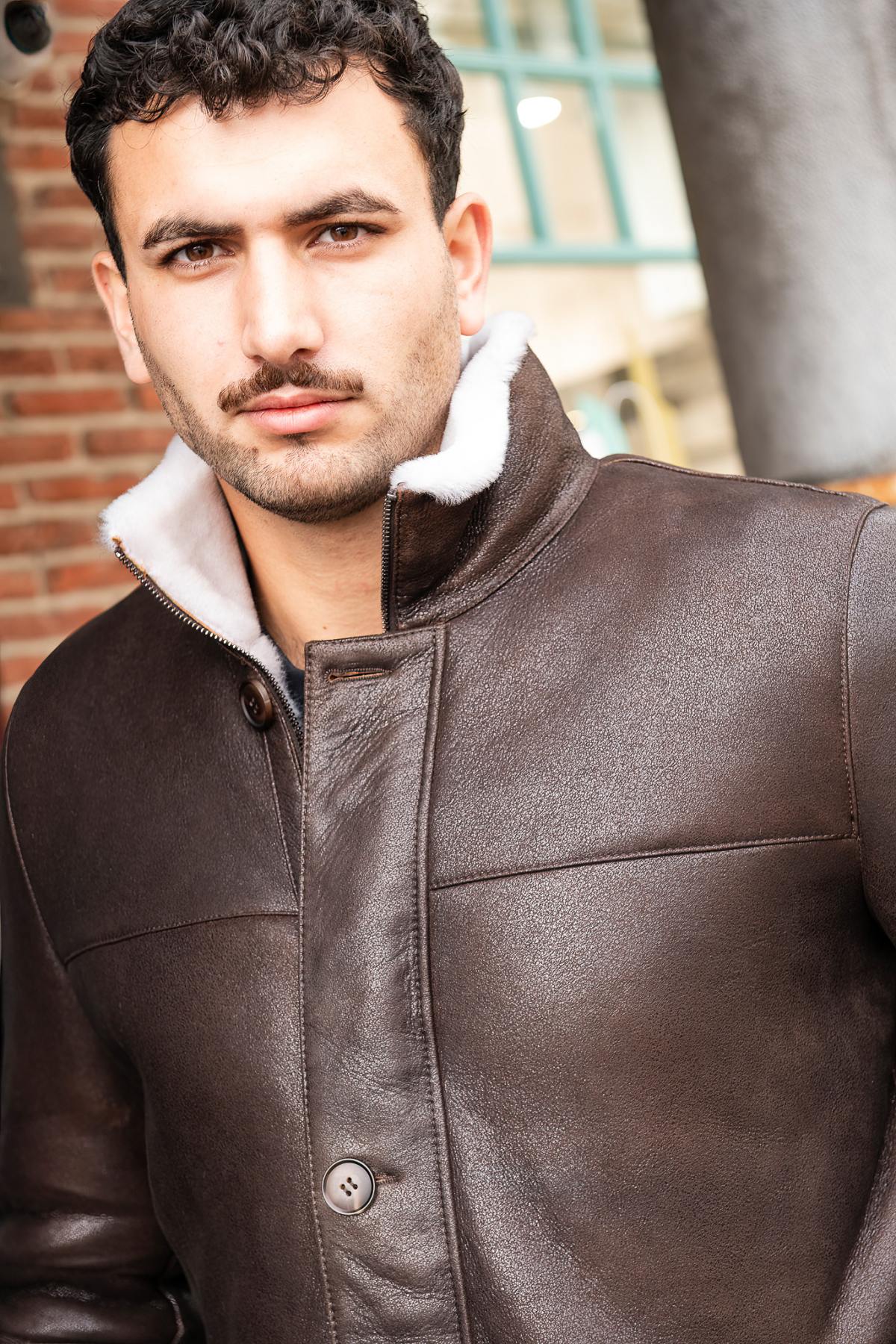 A whisky-brown reversed sheepskin coat, elegant and warm for winter. - Image n°3