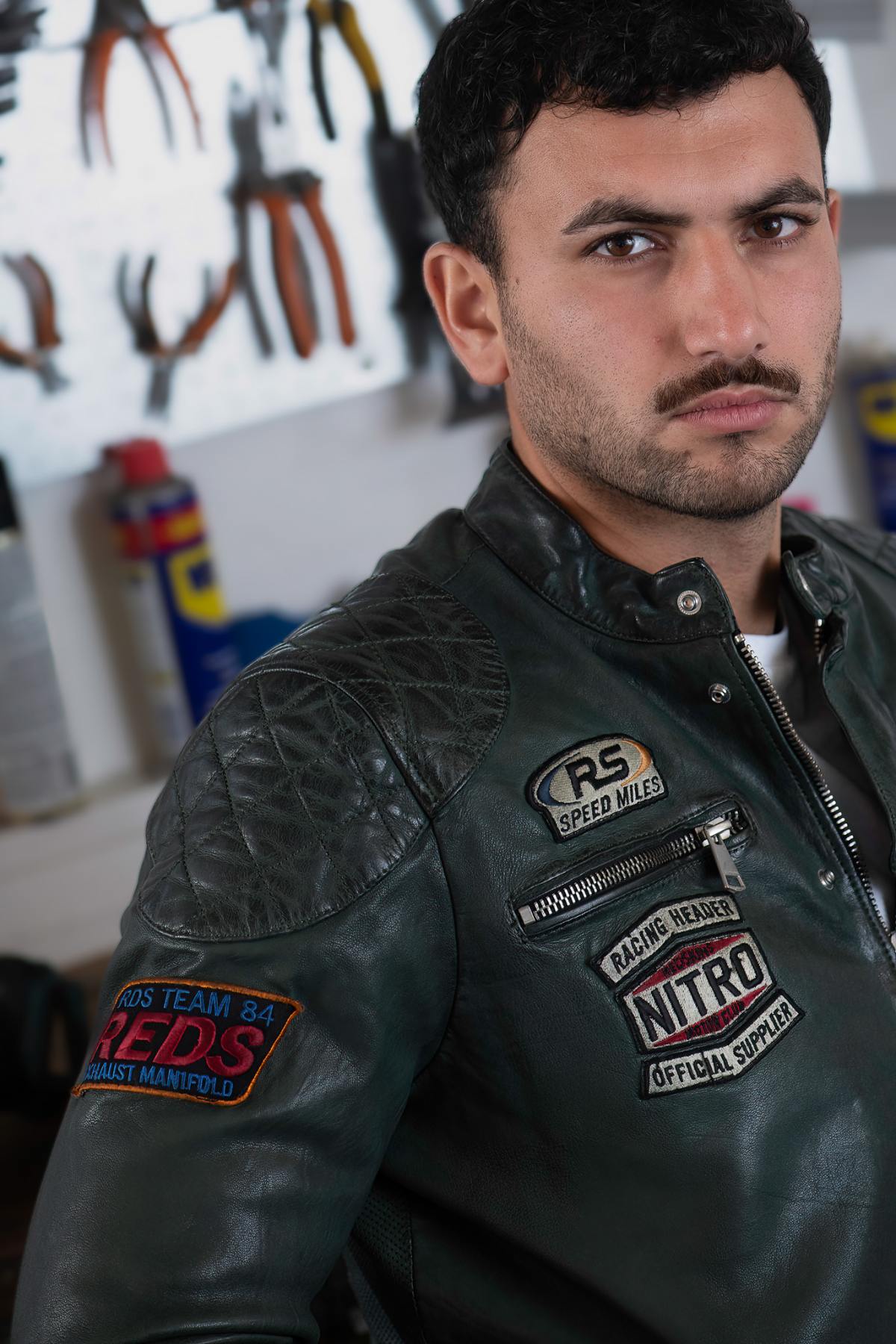 Green leather jacket with textured shoulders and racing badges - Image n°2