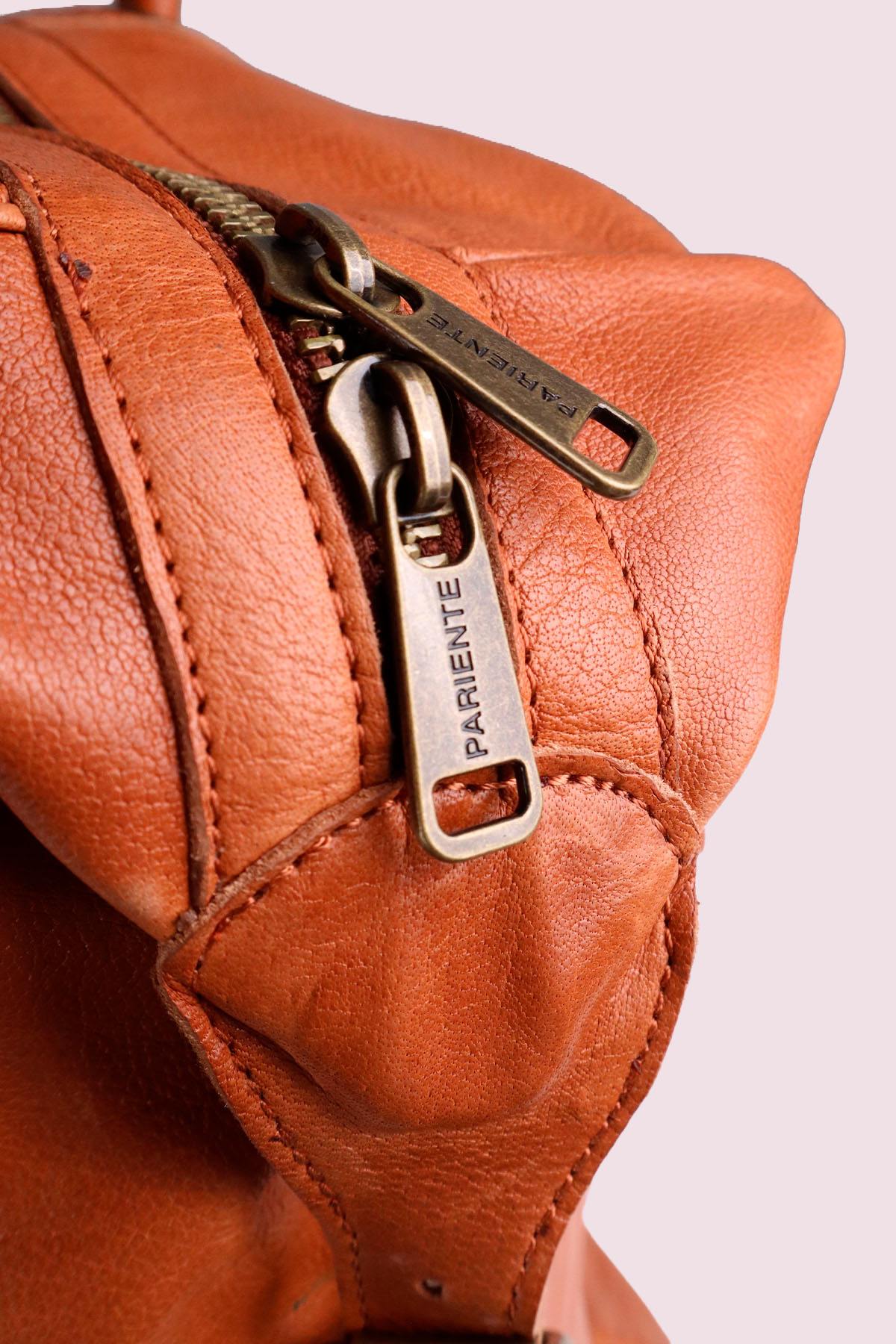 High-end leather travel bag in cognac color. - Image n°5