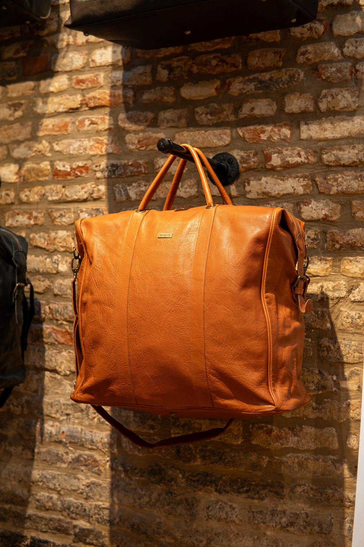High-end leather travel bag in cognac color. - Image n°3