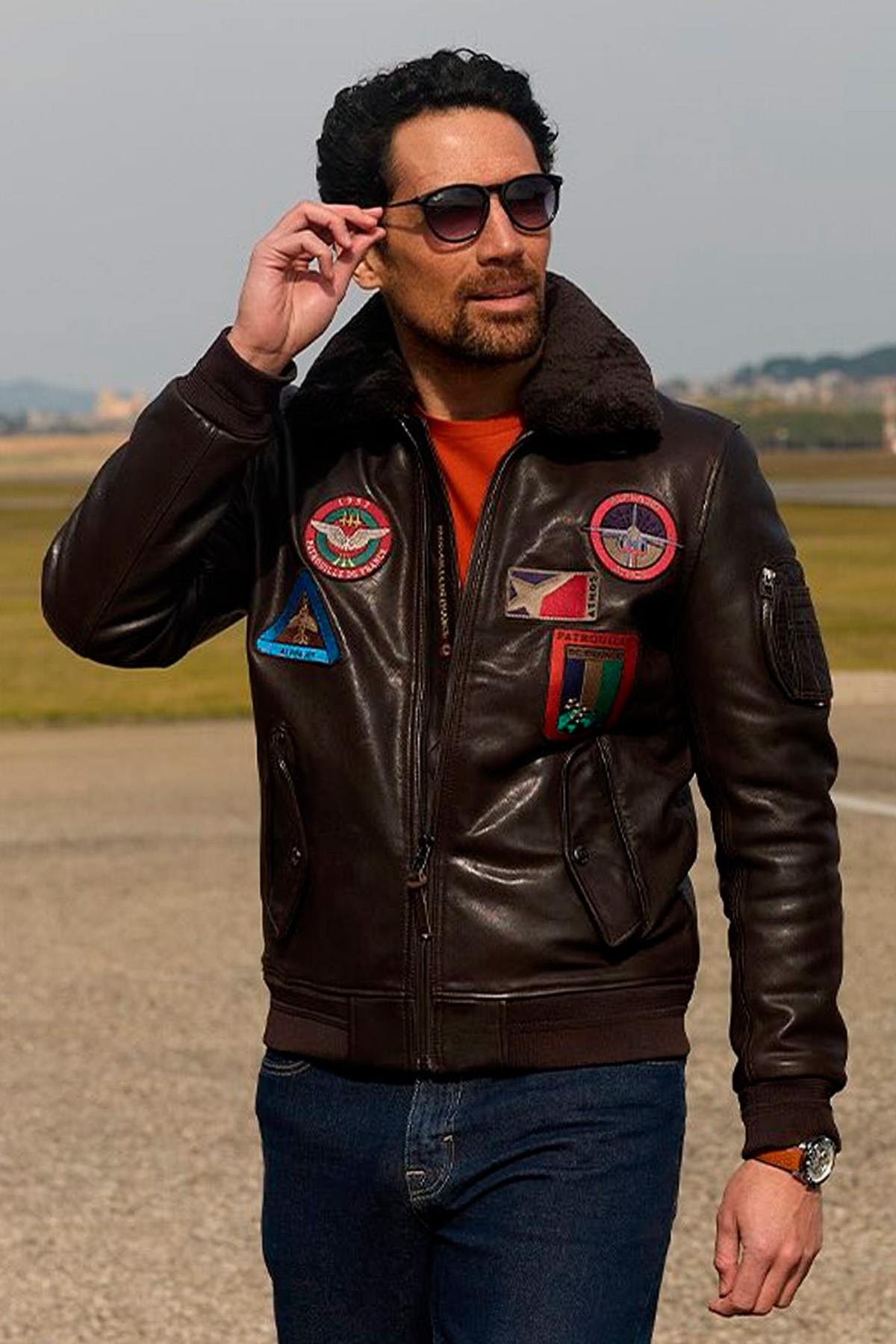 Brown leather bomber jacket with vintage Patrouille de France patches - Image n°4