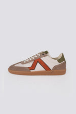 Low-top sneakers with laces in ecru, green and orange - Image n°1