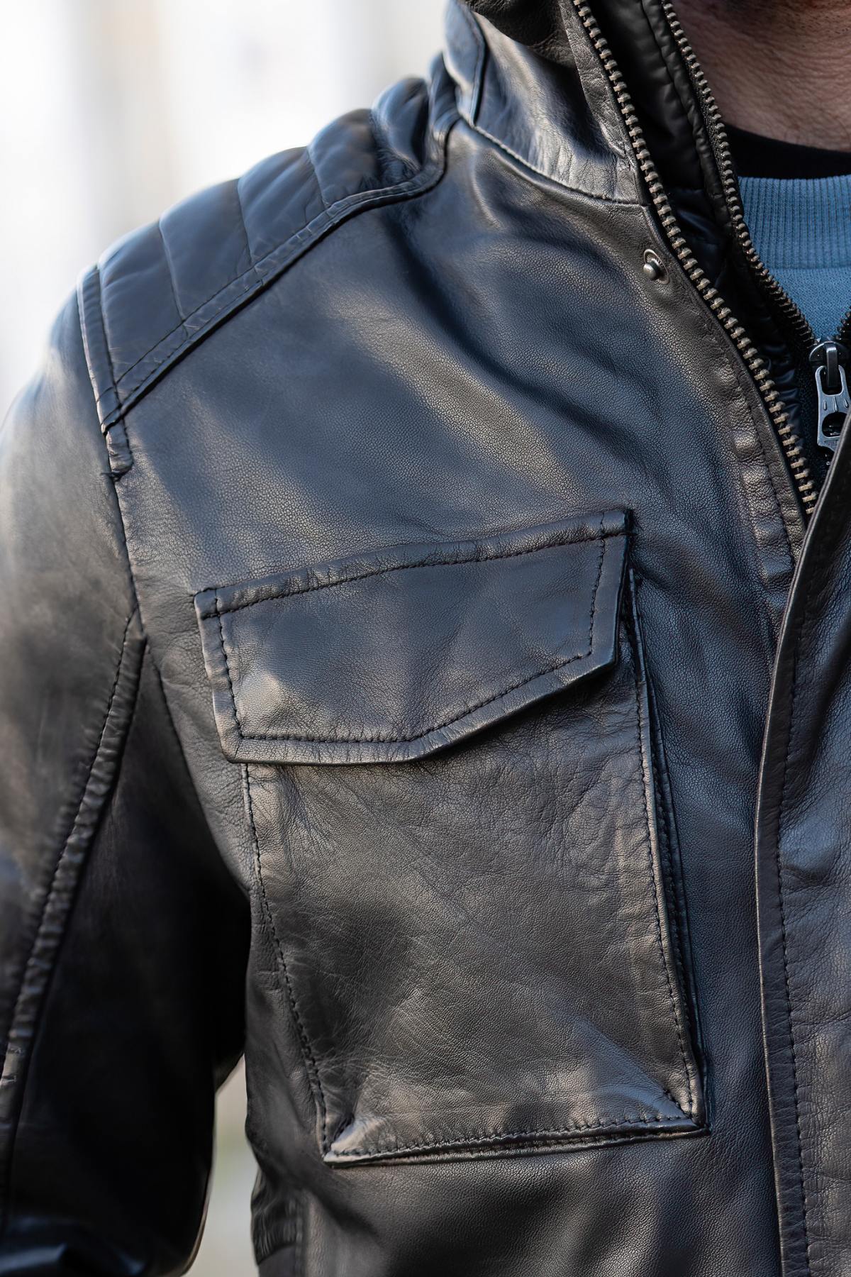 Glossy black lambskin jacket, quilted lining. Mid-length, regular fit. - Image n°5