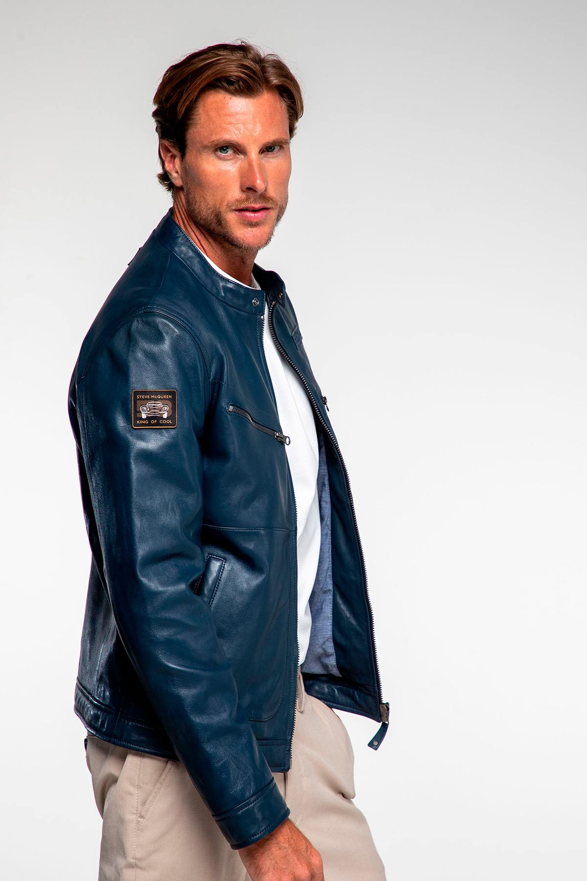 Motorsport-inspired royal blue sheepskin jacket for year-round wear. - Image n°6