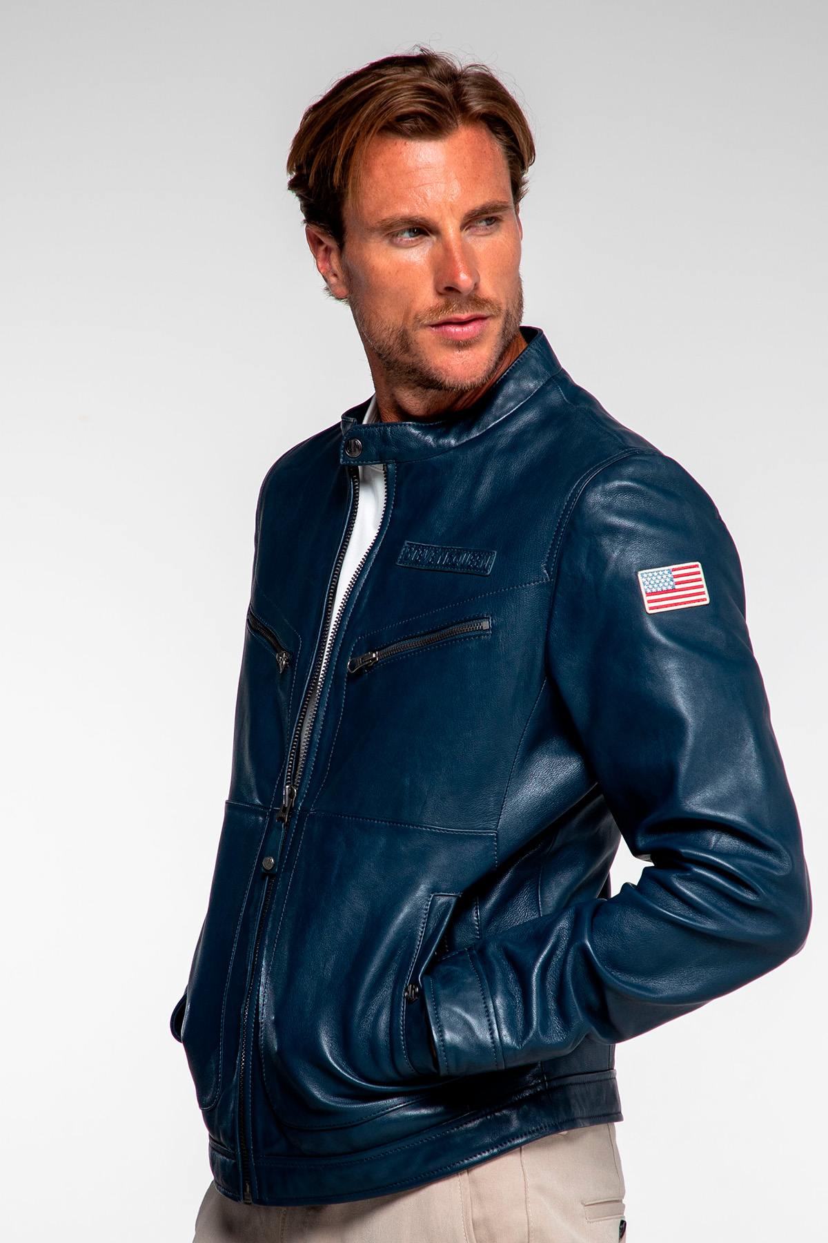 Motorsport-inspired royal blue sheepskin jacket for year-round wear. - Image n°5