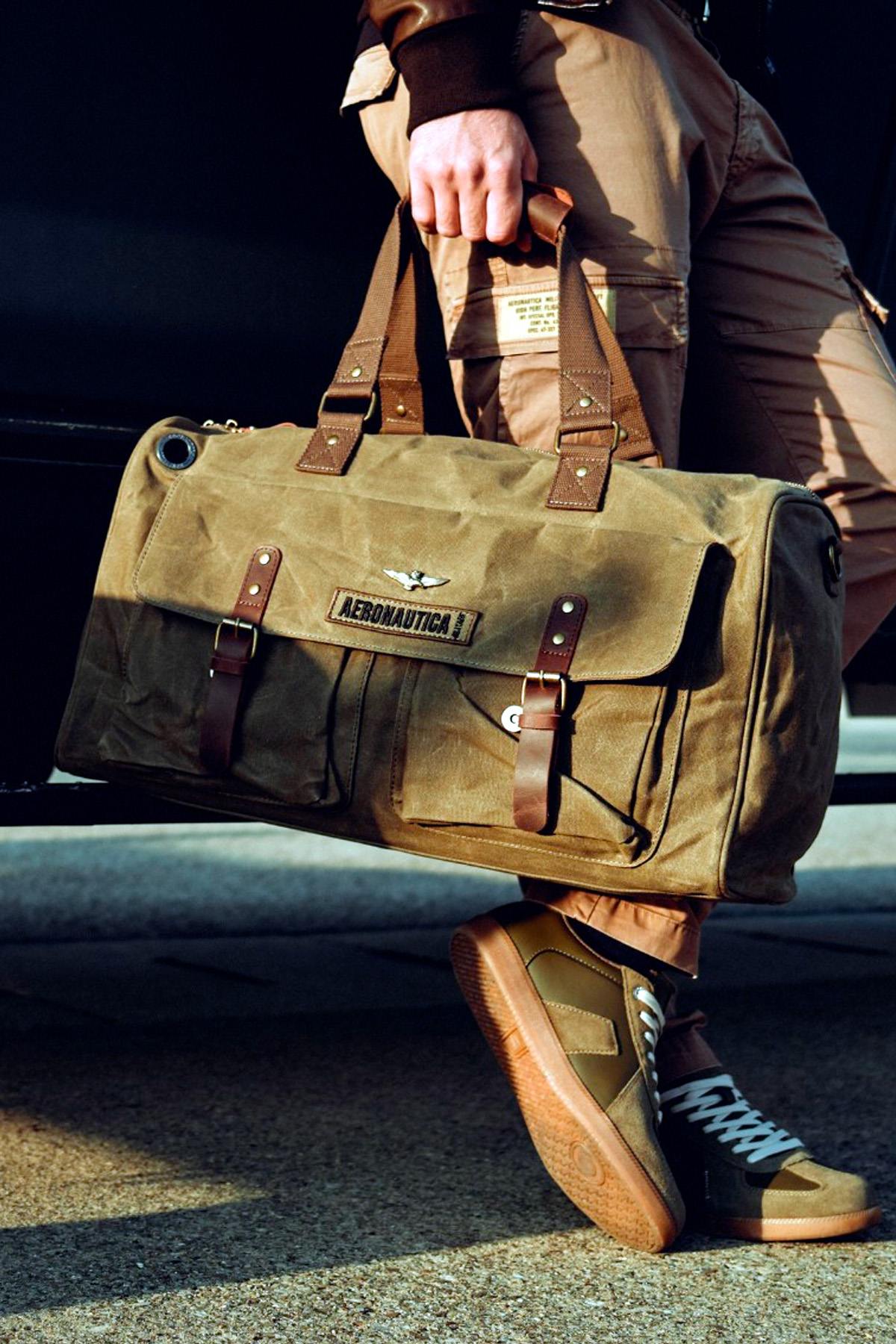 Military-style travel bag with metal eagle - Image n°1