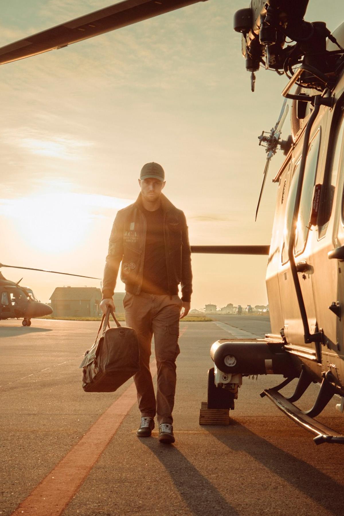 Military-style travel bag with metal eagle - Image n°3