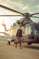 Military-style travel bag with metal eagle - Image n°2